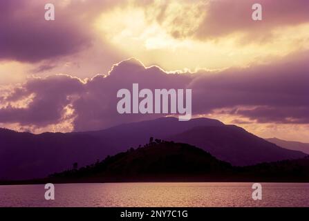 Sonnenuntergang Umiam Lake Barapani in der Nähe von Shillong, Meghalaya, Nordosten, Indien, Asien Stockfoto