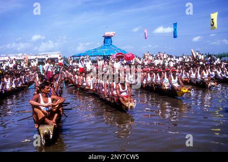 Farbenfrohes Wasserbootrennen in Kerala, findet am Punnamada-See in Alappuzha am zweiten samstag jedes Augusts statt, in Erinnerung an den ersten Indianer Stockfoto