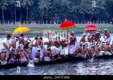 Vanji Vanchi Pattu Vanchippattu Sänger, Aranmula Vallamkali Festival, Schlangenbootrennen auf dem Pampa River während des Onam Festivals in Aranmula, Kerala, Süden Stockfoto