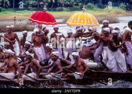 Vanji Vanchi Pattu Vanchippattu Sänger, Aranmula Vallamkali Festival, Schlangenbootrennen auf dem Pampa River während des Onam Festivals in Aranmula, Kerala, Süden Stockfoto