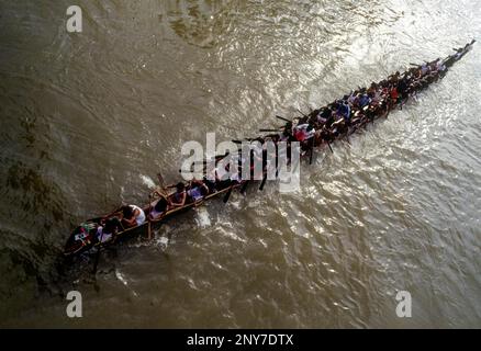 Snake Boat Racing in Payippad bei Haripad, Kerala, Südindien, Indien, Asien aus der Vogelperspektive Stockfoto