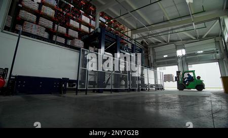 Serbien - Belgrad, 25. August 2022: Personen und Fahrzeuge arbeiten in einem Lager. Kreativ. Industrielles Produktionskonzept, hohe Arbeitseffizienz Stockfoto