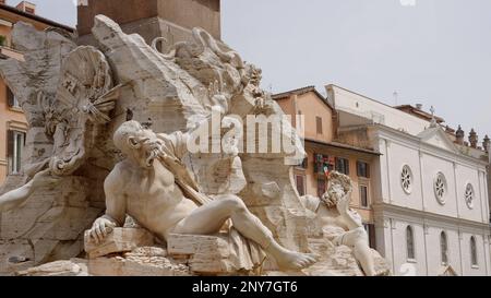 Der wunderschöne Brunnen, ein berühmtes Wahrzeichen. Aktion. Fantastische Marmorskulptur auf dem Platz der Altstadt Stockfoto