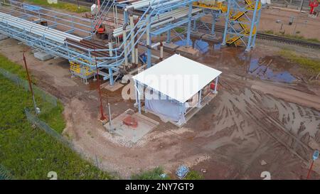 Eisenbahn und Baustelle. Clip. Instandhaltungsprozess für Schienenketten Stockfoto