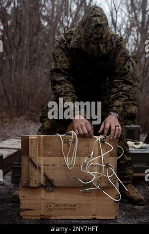 USA Marinekorps Gunnery Sgt. Rick Ledger, ein Kampftechniker mit 3D. Bataillon, 4. Marines bereitet eine Sprengladung während Fuji Viper 23,2 im Combined Arms Training Center, Camp Fuji, Japan, vor, 24. Januar 2023. Fuji Viper bietet US-Dollar Marines, die in Japan operieren, mit realistischen Schulungsmöglichkeiten, um kombinierte Waffen auszuüben und Fähigkeiten, Letalität und Bereitschaft aufrechtzuerhalten. 3/4 wird im Indo-Pazifik unter 4. Marines, 3D. Division im Rahmen des Unit Deployment Program eingesetzt. Stockfoto