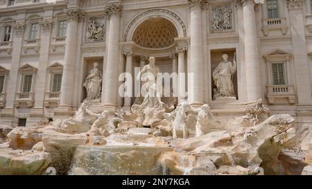 Der wunderschöne Brunnen, ein berühmtes Wahrzeichen. Aktion. Fantastische Marmorskulptur auf dem Platz der Altstadt Stockfoto