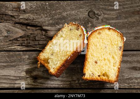 Osterkuchen, geschnitten auf einem Holzbrett am Ostertag Stockfoto