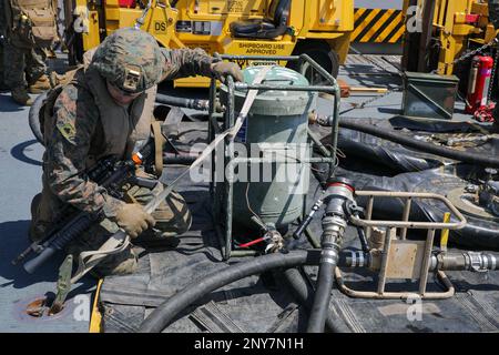 NATUNA SEA (16. JANUAR 2023) – USA Joshua Hayes, ein Leiter der Expeditionstruppe für Brandbekämpfung und Rettung, mit Marine Medium Tiltrotor Squadron (VMM) 362 (rein.), 13. Marine Expeditionary Unit, schnallt die Tankausrüstung während einer Probefahrt an einer vorderen Scharfschützen- und Tankstelle an Bord des Amphibienschiffs USS Makin Island (LHD 8), Januar 16. Die 13. Marine Expeditionary Unit wird auf die Makin Island Amphibious Ready Group aufgeladen, die aus der Makin Island und den Amphibienschiffen USS John P. Murtha (LPD 26) und USS Anchorage (LPD 23) besteht und in den USA 7t betrieben wird Stockfoto