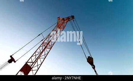 Kran vor dem Hintergrund von Wolken bauen. Clip. Turmkran, Details zur Baustelle Stockfoto