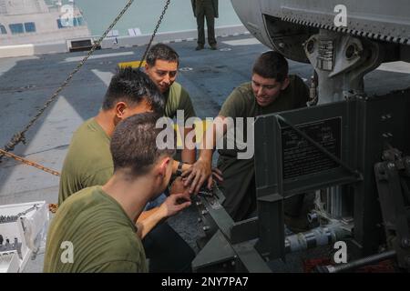 NATUNA SEA (8. JANUAR 2023) – USA Marines mit Marine Medium Tiltrotor Squadron (VMM) 362 (rein.), 13. Marine Expeditionary Unit, entfernen Sie das Fahrwerk eines MV-22B Osprey an Bord des Amphibienschiffs USS Makin Island (LHD 8), 8. Januar 2023. Die 13. MEU ist eine einsatzbereite Kraft und trainiert, um mit Hilfe der Marinekraftprojektion schnell auf Krisen in allen Bereichen zu reagieren. 7. Fleet sind die USA Die größte Flotte der Navy, die mit einer Anzahl von Flotten ausgestattet ist, arbeitet regelmäßig mit Alliierten und Partnern zusammen, um eine freie und offene Region Indopazifik zu erhalten. Stockfoto