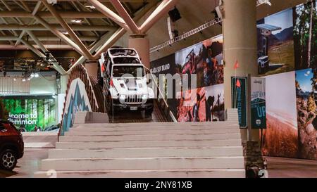 Blick auf den weißen Rubicon Jeep auf der Rennstrecke. Auf der Auto-Messe sehen sich viele neue Automodelle an. National Canadian Auto Show mit vielen Automarken Stockfoto