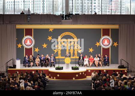 USA Gouverneur Brian Kemp leistet den Amtseid, nachdem er am 12. Januar 2023 im Georgia State Convocation Center zum 83. Gouverneur von Georgia wiedergewählt wurde. Nach seiner Amtseinführung, Gouverneur Kemp, USA Generalmajor Tom Carden, Generaladjutant von Georgien, und Oberst Chris Wright, Kommissar des Ministeriums für öffentliche Sicherheit in Georgien, überprüften eine Zusammenstellung von Soldaten, Flugzeugen, Staatspolizisten Georgiens und Freiwilligen der staatlichen Verteidigungskräfte Georgiens. Stockfoto