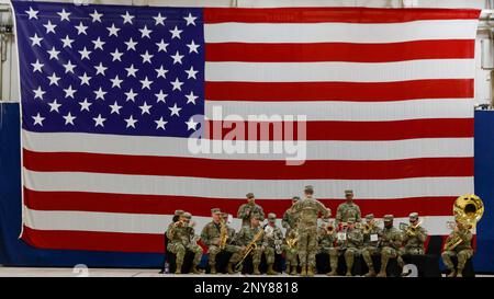 Das 3. Armored Brigade Combat Team, 4. Infanterie Division, Band spielt Musik während eines Verantwortungswechsels in Fort Carson, Colorado, 26. Januar 2023. Es werden Zeremonien zur Änderung der Verantwortung abgehalten, um die Übertragung der Führung einer militärischen Einheit unter nicht kommissionierte Offiziere anzuerkennen. Stockfoto