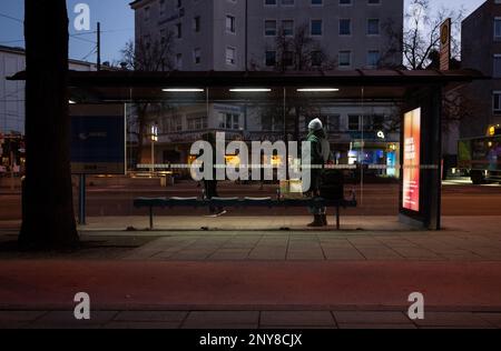 München, Deutschland. 02. März 2023. Passagiere warten an einer Bushaltestelle. In München werden große Teile des öffentlichen Nahverkehrs am Donnerstag und Freitag zum Stillstand kommen. Verdi streift mit U-Bahnen und Straßenbahnen, und etwa die Hälfte der Busse fährt ebenfalls nicht. Kredit: Sven Hoppe/dpa/Alamy Live News Stockfoto