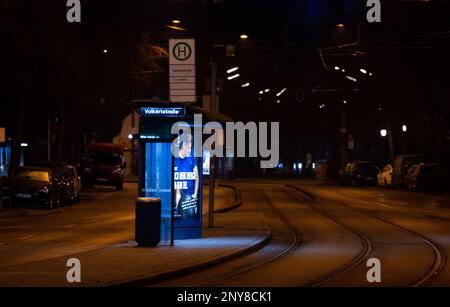 München, Deutschland. 02. März 2023. Eine Straßenbahnhaltestelle ist verlassen. In München werden große Teile des öffentlichen Nahverkehrs am Donnerstag und Freitag zum Stillstand kommen. Verdi streift mit U-Bahnen und Straßenbahnen, und etwa die Hälfte der Busse fährt ebenfalls nicht. Kredit: Sven Hoppe/dpa/Alamy Live News Stockfoto