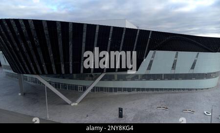 Luftaufnahme eines außergewöhnlichen Glasfassadengebäudes. Aktie-Aufnahmen. Fliegen Sie über dem Messezentrum oder dem Business Center Stockfoto