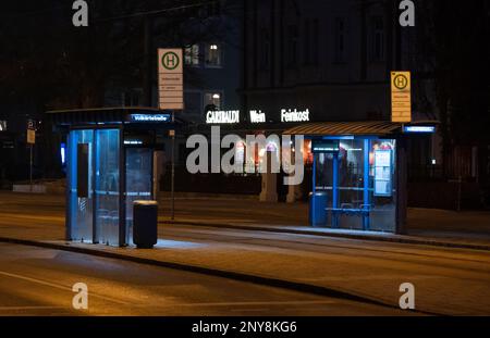 München, Deutschland. 02. März 2023. Eine Straßenbahnhaltestelle ist leer. In München werden große Teile des öffentlichen Nahverkehrs am Donnerstag und Freitag zum Stillstand kommen. Verdi streift mit U-Bahnen und Straßenbahnen, und etwa die Hälfte der Busse fährt ebenfalls nicht. Kredit: Sven Hoppe/dpa/Alamy Live News Stockfoto