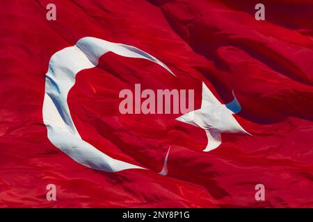 Türkische Flagge. Blinkende türkische Flagge in Vollbildansicht. Hintergrundbild der Republik Turkiye. 23. april oder 19. Mai oder 30. august oder 29. oktober zurück Stockfoto