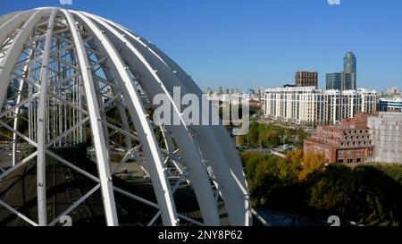 Luftaufnahme eines ungewöhnlichen Gebäudes mit einer kugelförmigen Struktur, die wie eine Kuppel aussieht. Aktie-Aufnahmen. Architekturkonzept Stockfoto