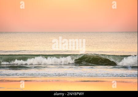 Wunderschöne Pastellfarben in der Abenddämmerung am Jacksonville Beach, Florida. (USA) Stockfoto