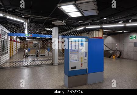 München, Deutschland. 02. März 2023. An einer geschlossenen U-Bahn-Haltestelle ist ein Gitter zu sehen. In München sind große Teile des öffentlichen Nahverkehrs am Donnerstag und Freitag zum Stillstand gekommen. Verdi streift mit U-Bahnen und Straßenbahnen, und etwa die Hälfte der Busse fährt ebenfalls nicht. Kredit: Sven Hoppe/dpa/Alamy Live News Stockfoto