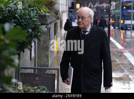 Sir John Saunders, Vorsitzender der Manchester Arena Inquiry, trifft in Manchester Hall ein. Der dritte und letzte Bericht über eine öffentliche Untersuchung des Bombenanschlags auf die Manchester Arena wird am Donnerstag veröffentlicht. 22 Menschen wurden bei einem Selbstmordanschlag am Ende eines Ariana Grande-Konzerts am 22 2017. Mai getötet und Hunderte verletzt. Bilddatum: Mittwoch, 1. März 2023. Stockfoto