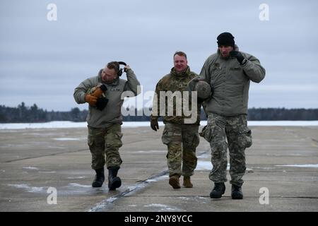 Ein Team von Soldaten des 1-120. Field Artillery Regiment, Wisconsin National Guard, geht über die Fluglinie, nachdem sie während des Northern Strike 23-1, 23. Januar 2023, am Grayling Army Airfield, Michigan, eine Traglast getragen hatten. Die Winterdurchführung von Northern Strike ist eine kostengünstige Möglichkeit für Einheiten des Verteidigungsministeriums, gemeinsame Operationen mit allen Bereichen bei kaltem Wetter durchzuführen. Stockfoto