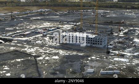 Graue Landschaft aus der Vogelperspektive. Action.Dunkler Hintergrund des Bauprozesses mit leeren Gebäuden. Hochwertige 4K-Aufnahmen Stockfoto