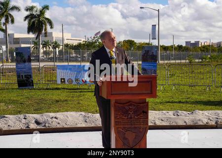 230130-N-DL524-1090 MIAMI (30. Jan. 2023) Kommissar Juan Carlos Bermudez, District 12 commissioner des Miami-Dade Board of County Commissioners, spricht während einer bahnbrechenden Zeremonie für den zukünftigen Standort des neuen militärischen Wohnungskomplexes, der die USA unterstützt Die Soldaten des südlichen Kommandos und ihre Familien. Dies wird die erste militärische Unterkunft dieser Art in Südflorida sein, seit die Verwüstung durch Hurrikan Andrew vor mehr als drei Jahrzehnten zur Schließung von Militärwohnungen auf dem Homestead Air Force Base führte. Stockfoto