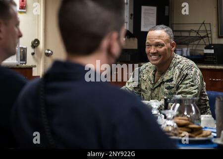 230222-N-TH560-0504 NORFOLK, VA (22. Februar 2023) – Staff, Manpower, and Training Fleet Master Chief Delbert Terrell Jr. spricht vor der Kommandotriade des Guided-Missile Destroyers USS Stout (DDG 55), 22. Februar 2023. Rick Cheeseman und Terrell besuchten Kommandos am Ufer der Naval Station Norfolk, um über Karriere, Bezahlung und Personaldienste zu sprechen. Stockfoto