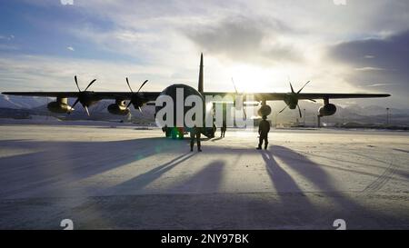 Alaska Air National Guard Aircrew und Bodenwartungspersonal des 176. Flügels bereiten Sie ein 211. Rettungsgeschwader HC-130J Combat King II zum Start auf einer Trainingsmission von der Joint Base Elmendorf-Richardson, Alaska, am 7. Februar 2023 vor. Der HC-130J ist zusammen mit dem 210. RQS HH-60G Pave Hawk Helikopter und Rettungspersonal mit dem 212. RQS alarmiert für die föderale Such- und Rettungsmission in der riesigen arktischen Region Alaska. Die Luftbetankungskapazität des HC-130F erweitert das Angebot des HH-60G Pave Hawk für Such- und Bergungsmissionen erheblich. Stockfoto