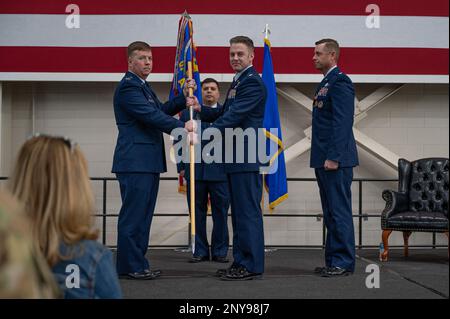 Oberst John Poole, Befehlshaber der 317. Einsatzgruppe, übergibt den Guidon an LT. Colonel Sean Stumpf, eintreffender 40. Luftwaffenkommandant, während der 40. JAHRE ALS Zeremonie zum Kommandowechsel auf der Dyess Luftwaffenbasis, Texas, 3. Februar 2023. Der 40. AS unterstützt die Anforderungen der Theaterkommandanten mit Kampfeinsatzkapazitäten durch taktische Luftlandeinsätze und Abwurfoperationen sowie humanitäre Maßnahmen und luftfahrtmedizinische Evakuierung. Stockfoto