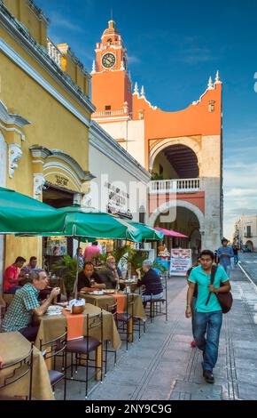 Palacio Municipal, Straßencafe am Plaza Grande in Merida, Yucatan State, Mexiko Stockfoto