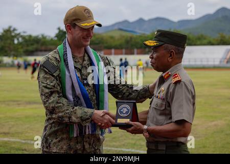 DILI, TIMOR-LESTE (10. FEBRUAR 2023) – USA Marinekapitän Sean Lewis, stellvertretender kommodore der Zerstörer-Staffel 7, überreicht ein Geschenk an Major General Calisto Dos Santos, Vize-Chef der Verteidigungskräfte Timor-Lestes, während der Eröffnungszeremonie der Zusammenarbeit über Wasser Bereitschaft und Ausbildung/Meeresübung Timor-Leste im Februar 10. CARAT/MAREX Timor-Leste ist eine bilaterale Übung zwischen Timor-Leste und den Vereinigten Staaten, die darauf abzielt, die regionale Sicherheitszusammenarbeit zu fördern, maritime Partnerschaften aufrechtzuerhalten und zu stärken und die maritime Interoperabilität zu verbessern. Im 28. Jahr besteht die KARAT-Serie aus multinationalen e Stockfoto