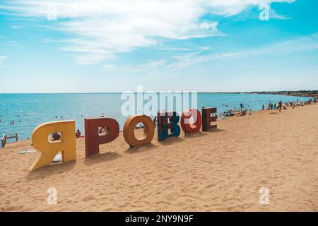 Mehrfarbige Inschrift Yarovoe. Das Wort wird aus Russisch übersetzt als Yarovoe, das ist der Name der Stadt und der Seen. Kein geistiges Eigentum Stockfoto