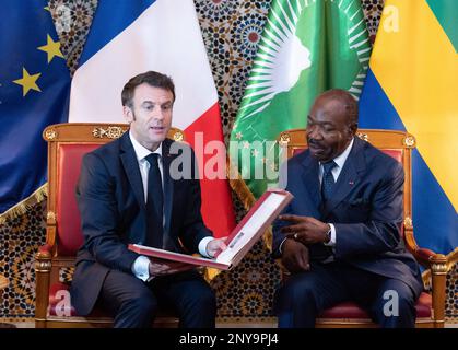 Libreville, Gabun. 01. März 2023. Der französische Präsident Emmanuel Macron trifft sich am 1. März 2023 im Präsidentenpalast in Libreville mit dem gabunischen Präsidenten Ali Bongo Ondimba. Macron kam am 1. März 2023 in Libreville an, um eine viertägige Tour durch Zentralafrika zu Unternehmen, die eine neue Ära in der Beziehung zwischen Frankreich und dem Kontinent einläuten sollte, auf dem der antifranzösische Groll wächst. Foto: Jacques Witt/ABACAPRESS.COM Kredit: Abaca Press/Alamy Live News Stockfoto