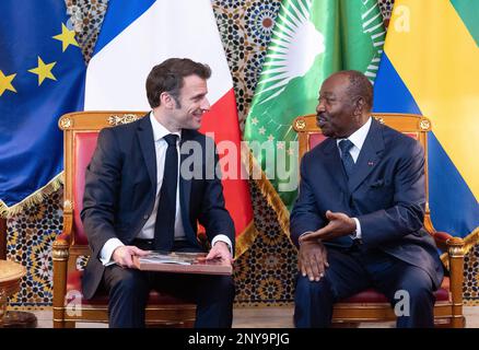 Libreville, Gabun. 01. März 2023. Der französische Präsident Emmanuel Macron trifft sich am 1. März 2023 im Präsidentenpalast in Libreville mit dem gabunischen Präsidenten Ali Bongo Ondimba. Macron kam am 1. März 2023 in Libreville an, um eine viertägige Tour durch Zentralafrika zu Unternehmen, die eine neue Ära in der Beziehung zwischen Frankreich und dem Kontinent einläuten sollte, auf dem der antifranzösische Groll wächst. Foto: Jacques Witt/ABACAPRESS.COM Kredit: Abaca Press/Alamy Live News Stockfoto