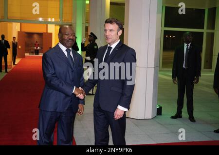 Libreville, Gabun. 01. März 2023. Der französische Präsident Emmanuel Macron trifft sich am 1. März 2023 im Präsidentenpalast in Libreville mit dem gabunischen Präsidenten Ali Bongo Ondimba. Macron kam am 1. März 2023 in Libreville an, um eine viertägige Tour durch Zentralafrika zu Unternehmen, die eine neue Ära in der Beziehung zwischen Frankreich und dem Kontinent einläuten sollte, auf dem der antifranzösische Groll wächst. Foto: Jacques Witt/ABACAPRESS.COM Kredit: Abaca Press/Alamy Live News Stockfoto