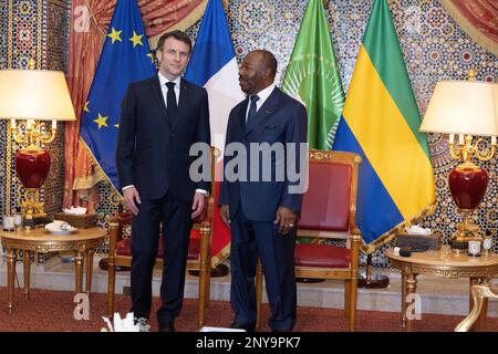 Libreville, Gabun. 01. März 2023. Der französische Präsident Emmanuel Macron trifft sich am 1. März 2023 im Präsidentenpalast in Libreville mit dem gabunischen Präsidenten Ali Bongo Ondimba. Macron kam am 1. März 2023 in Libreville an, um eine viertägige Tour durch Zentralafrika zu Unternehmen, die eine neue Ära in der Beziehung zwischen Frankreich und dem Kontinent einläuten sollte, auf dem der antifranzösische Groll wächst. Foto: Jacques Witt/ABACAPRESS.COM Kredit: Abaca Press/Alamy Live News Stockfoto