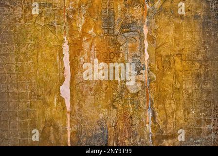 Schnitzertafel mit König Pakal und seinem Sohn Cham-Bahlum vor gott der Sonne, 7. Jahrhundert, in Templo del Sol, Grupo de la Cruz, Maya-Ruinen in Palenque Stockfoto