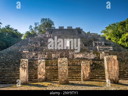 Stelen in der Pyramide von Estructura II (Struktur 2), Maya-Ruinen in der archäologischen Stätte Calakmul, La Ruta Rio Bec, Yucatan-Halbinsel, Campeche-Staat, Mexiko Stockfoto