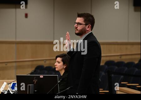 Kapitän Ryan Nadeau, Meister des Geistes von Norfolk, schwört vor seiner Aussage während einer Anhörung zu den Ereignissen des Schiffes Spirit of Norfolk am 27. Januar 2023 in Virginia Beach, Virginia Weitere Informationen über die offizielle Anhörung der Küstenwache finden Sie unter: https://www.atlanticarea.uscg.mil/Our-Organization/District-5/Coast-Guard-Formal-Investigation-Spirit-of-Norfolk/ U.S. Foto der Küstenwache von Petty Officer 2. Klasse Edward Wargo Stockfoto