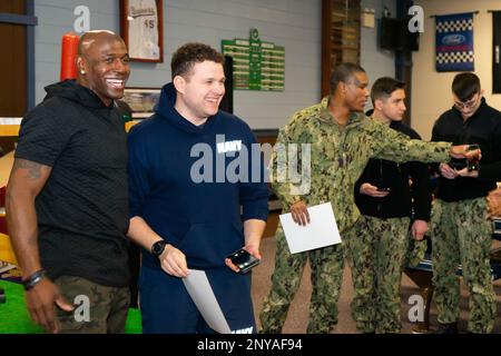 GREAT LAKES, Illinois (8. Februar 2023) Donald Driver, ein ehemaliger Wide Receiver der Green Bay Packers, trifft sich mit Matrosen an der Naval Station Great Lakes'Galley 535 bei einer Super Bowl-Mahlzeit und -Veranstaltung, die von Goodwill und MWR ausgerichtet wird. Das 1911 eröffnete NSGL ist die größte Ausbildungseinrichtung der Marine und das einzige Boot Camp der Marine. Die Anlage befindet sich auf über 1600 Morgen Land mit Blick auf Lake Michigan und umfasst 1.153 Gebäude, davon 39 im National Register of Historic Places. NSGL unterstützt über 50 Mandantenbefehle und -Elemente sowie über 20.000 Matrosen, Marines, Soldaten und Zivilisten des Verteidigungsministeriums Stockfoto