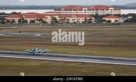 Ein A-10 Thunderbolt II-Flugzeug, das dem 122. Fighter Wing, Fort Wayne Air National Guard Base, Indiana, zugewiesen ist, landet am MacDill Air Force Base, Florida, 31. Januar 2023. Flugzeuge, die dem 122. Kampfflügel zugeteilt wurden, nutzten MacDill AFB als temporären Einsatzort während der Operation Guardian Blitz 2023, einer Übung, die sich auf Agile Combat Beschäftigungskonzepte und Manövrierfähigkeit konzentrierte. Stockfoto