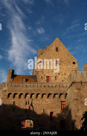 Rathaus im alten Château de Saint-Malo (begann im 15. Cent.). Saint-Malo (ummauerte Hafenstadt im Nordwesten Frankreichs am Ärmelkanal). Sub-p Stockfoto