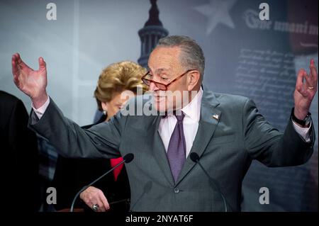 Washington, Usa. 01. März 2023. Der Mehrheitsführer des US-Senats, Chuck Schumer (Demokrat von New York), hält am Mittwoch, den 1. März 2023, im US-Kapitol in Washington, DC, USA, auf einer Pressekonferenz über den vorgeschlagenen Haushalt des US-Senats Stellung. Foto: Rod Lamkey/CNP/ABACAPRESS.COM Kredit: Abaca Press/Alamy Live News Stockfoto