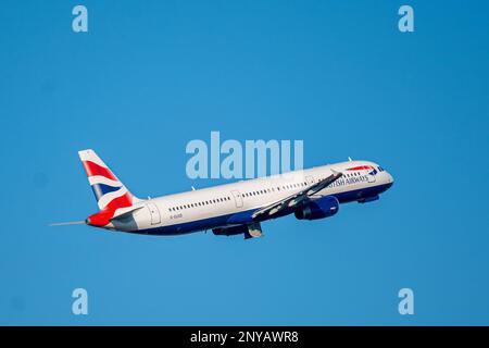 HEATHROW, LONDON, VEREINIGTES KÖNIGREICH - 13. Februar 2021: Airbus A319-131 G-EUOE von British Airways startet vom internationalen Flughafen Heathrow. Stockfoto
