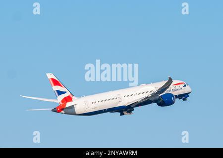 HEATHROW, LONDON, VEREINIGTES KÖNIGREICH - 13. Februar 2021: Airbus A319-131 G-EUOE von British Airways startet vom internationalen Flughafen Heathrow. Stockfoto
