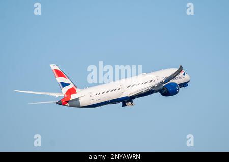 HEATHROW, LONDON, VEREINIGTES KÖNIGREICH - 13. Februar 2021: Airbus A319-131 G-EUOE von British Airways startet vom internationalen Flughafen Heathrow. Stockfoto