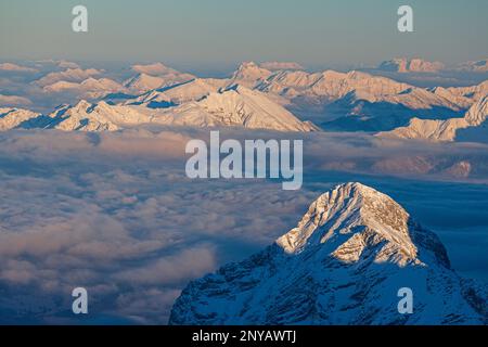 Blick von der Zugspitze auf die Alspitze und im Karwendel-Gebirge, Bayerische Alpen, Garmisch-Partenkirchen, Bayern, Alpen, Deutschland, Europa Stockfoto